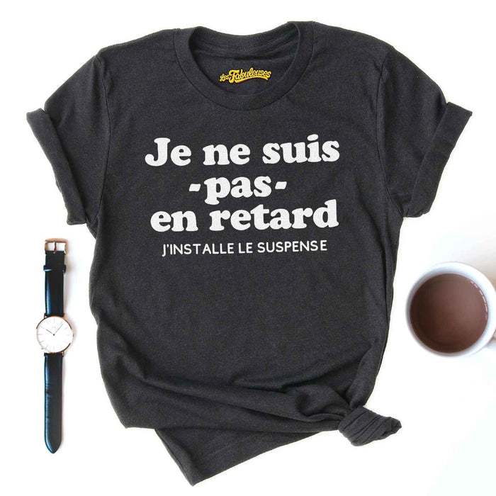 Je ne suis pas en retard j'installe le suspense- T-Shirt