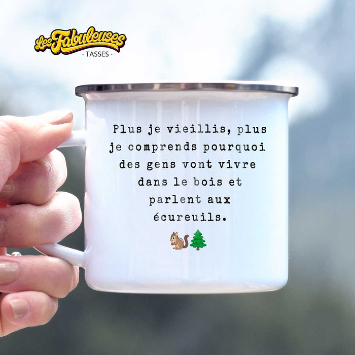 TASSE en Émail - Plus je vieillis, plus je comprends pourquoi  des gens vont vivre  dans le bois