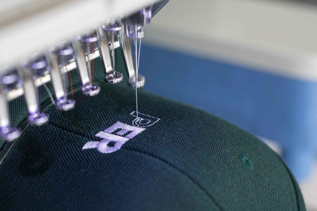 Tu peux pas boire toute la journée si - Casquette Trucker en mousse BRODÉ