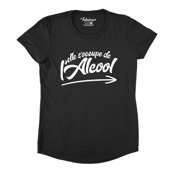 Elle s'occupe de l'alcool - T-Shirt